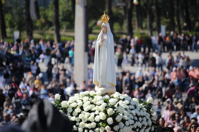 Une Vierge pèlerine de Fatima de passage en France cette année Shutterstock_1726445485
