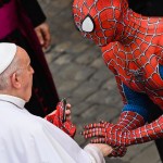 Mais pourquoi le pape François a-t-il félicité Spider-Man ?