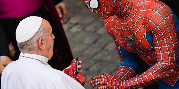 Mais pourquoi le pape François a-t-il félicité Spider-Man ? 000_9CX4FJ