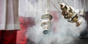 Les objets liturgiques : l&rsquo;encensoir, pour élever la prière vers le Ciel
