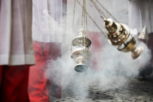 Les objets liturgiques : l’encensoir, pour élever la prière vers le Ciel