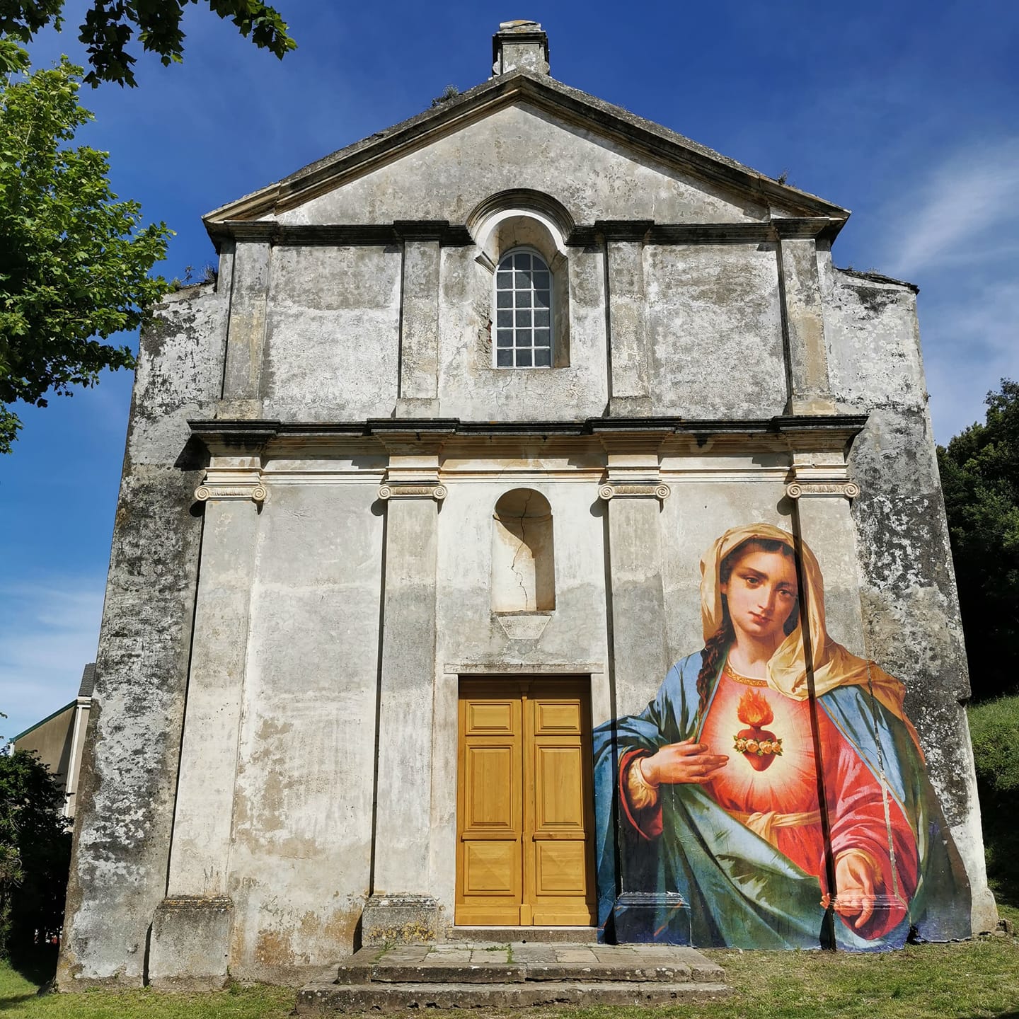 STREET-ART : il enchante les églises par ses collages monumentaux (Photos) JULIEN-DE-CASABIANCA-2