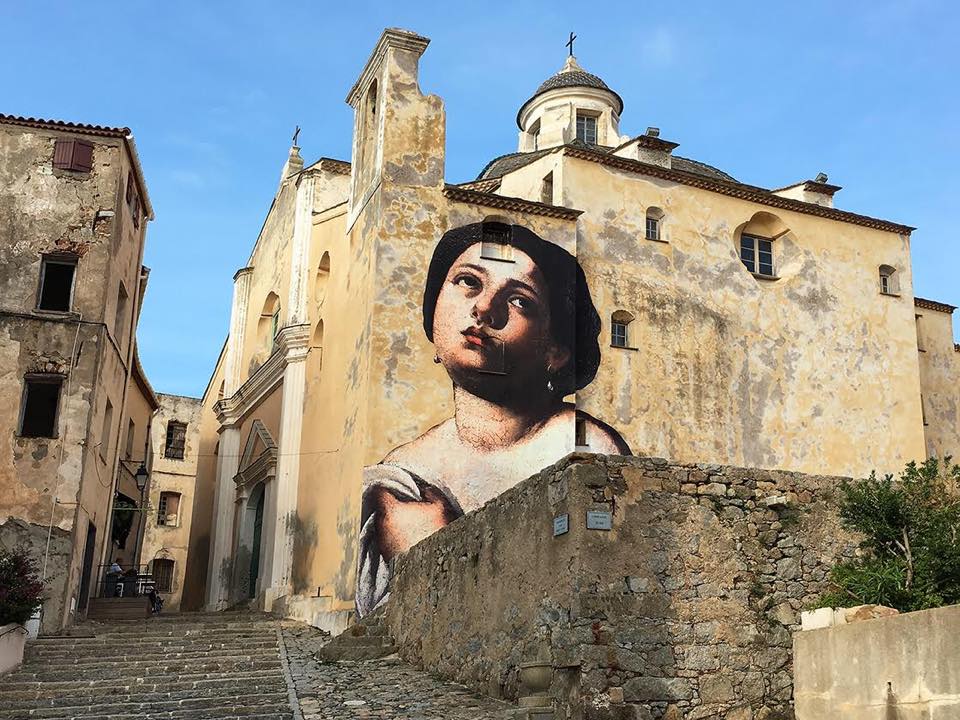 STREET-ART : il enchante les églises par ses collages monumentaux (Photos) JULIEN-DE-CASABIANCA-CALVI