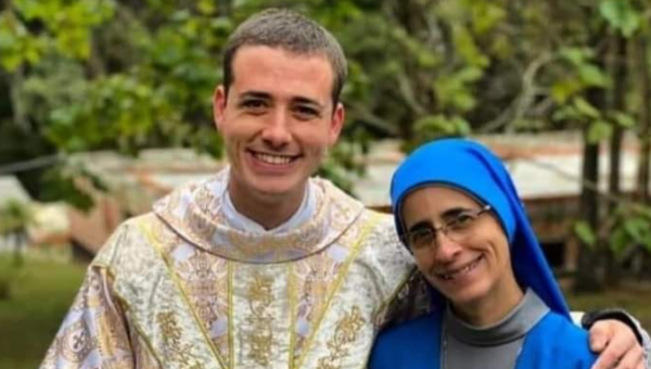 Père Jonas Magno de Oliveira et sa mère