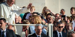 Insolite : le pape François remercie chaleureusement le chauffeur de sa papamobile