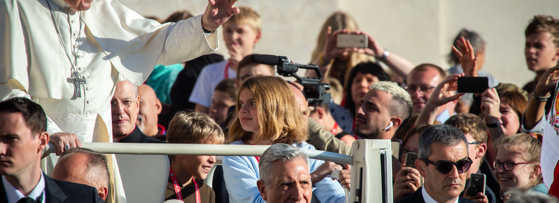 WEB2-AMPAJ3021-Renzo-Cece-the-popes-driver-Antoine-Mekary-ALETEIA-AM_1223.jpg