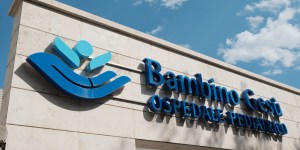 Ce bébé anglais en phase terminale que l’Italie et le Vatican veulent soigner