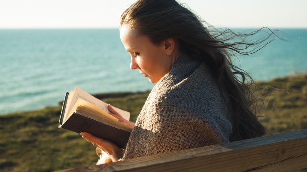 Femme lisant un livre