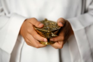 Les objets liturgiques : la navette, ce petit objet indispensable à l’encensoir