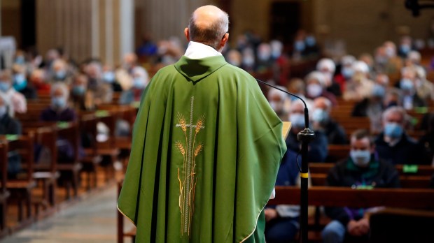 prêtre église paroissiens