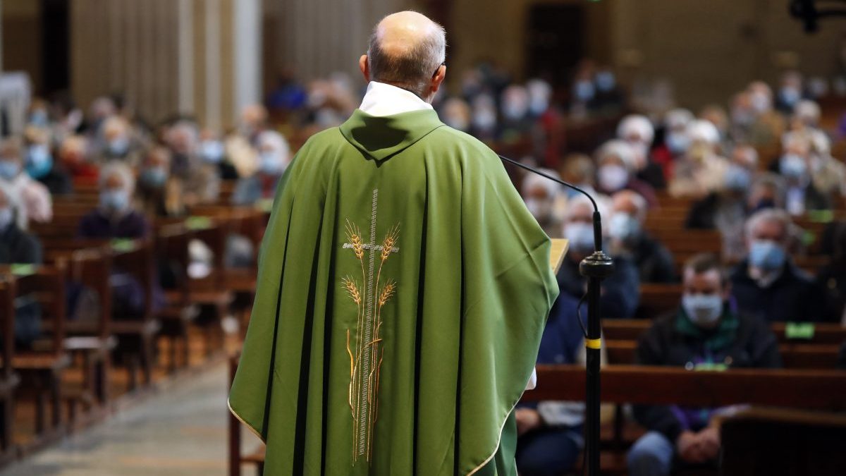 PRÊTRE-AVEC-PAROISSIENS-FR146422A-e1686926264409.jpg