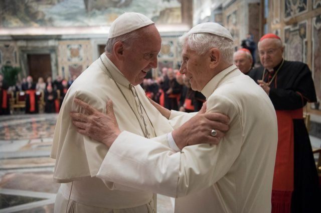 Le pape François annonce que BENOIT XVI est « GRAVEMENT MALADE » Le monde entier prie pour Benoît XVI 000_CJ55K-e1672236081645