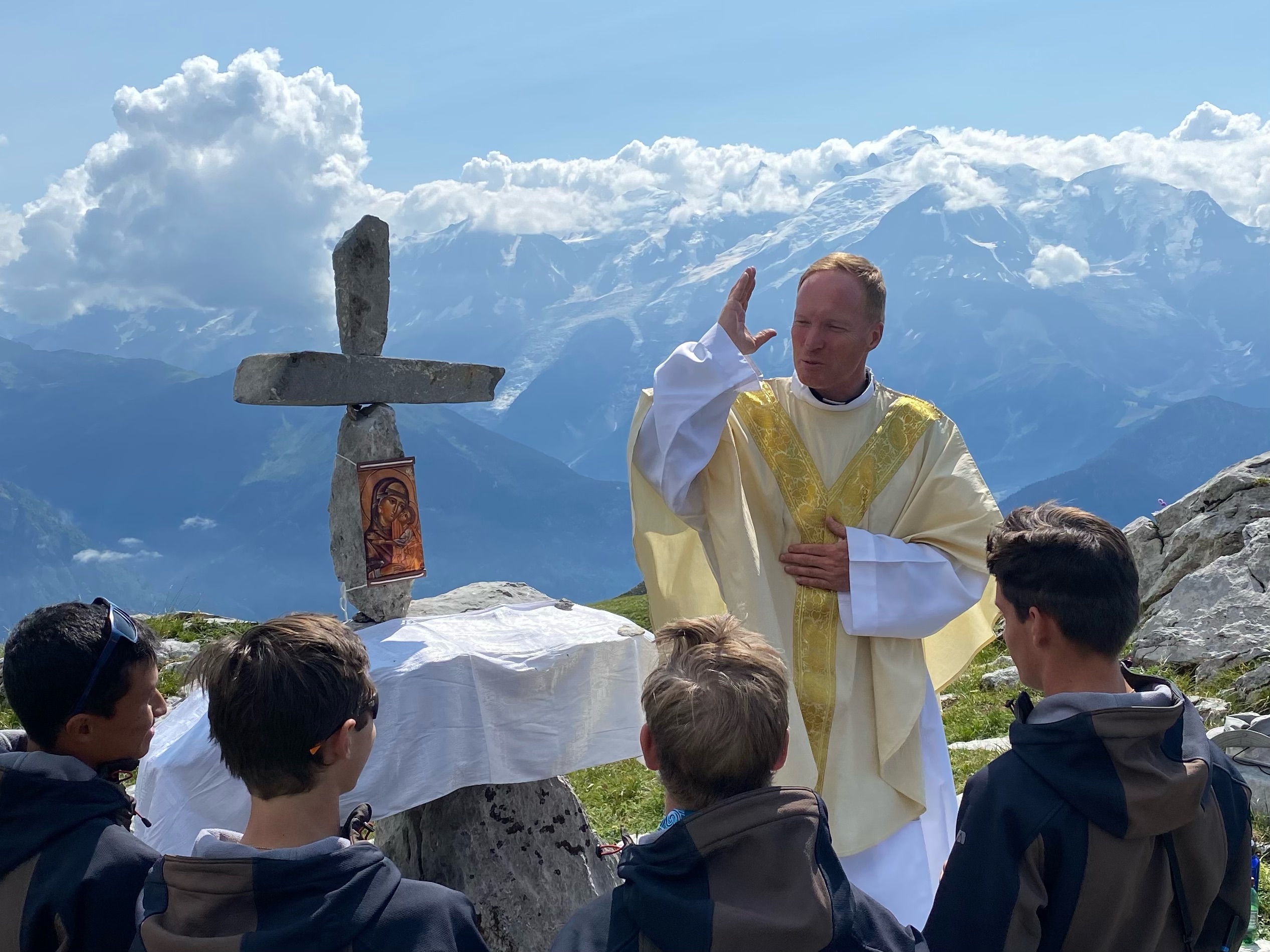 Italie : Un prêtre célèbre la messe en maillot de bain dans la mer, l'Eglise s'indigne Craplet