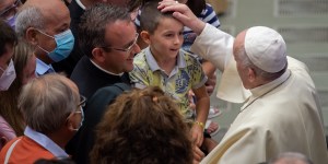 La grâce de Dieu apprend à aimer, déclare le pape François