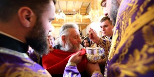 Pourquoi certains catholiques orientaux utilisent-ils une cuillère pour la communion ?