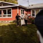 77 ans après, elle renouvelle ses vœux de mariage… avec une robe cette fois