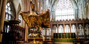 Comprendre une église : le lutrin, pupitre monumental pour lire ou chanter