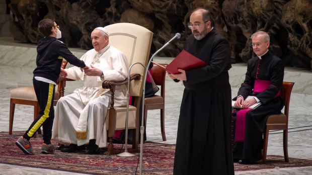 Un jeune enfant handicapé monte au côté du Pape au début de l’audience POPE-FRANCIS-_-AUDIENCE-OCTOBER-202021-Antoine-Mekary-ALETEIA-AM_5015