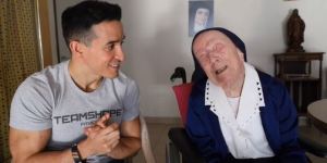 Tibo InShape à la rencontre de sœur André, la doyenne des Français !