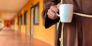 C&#8217;est l&#8217;histoire d&#8217;un moine&#8230; Il est au café