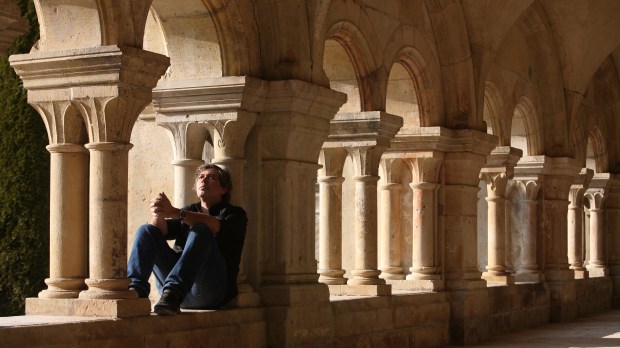 homme dans abbaye