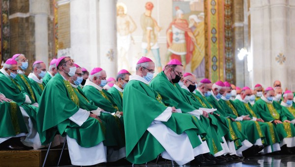 WEB2-ASSEMBLEE PLENIERE-LOURDES-AFP-080_HL_LFERRIERE_1577476.jpg