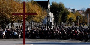 À Lourdes, le temps mémoriel et pénitentiel des évêques au son du glas