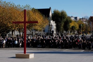 À Lourdes, le temps mémoriel et pénitentiel des évêques au son du glas