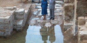 Charles et Camilla font le plein d’eau du Jourdain