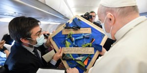 Le bouleversant cadeau offert au pape François dans l’avion