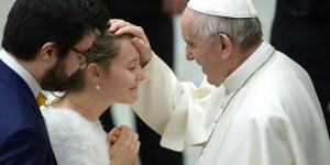 En neuf mots, la prière du Pape  pour que l’amour dure