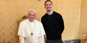 Zlatan tout sourire au côté du pape François
