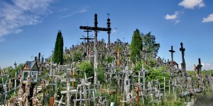 En Lituanie, l’étrange Mont des Croix
