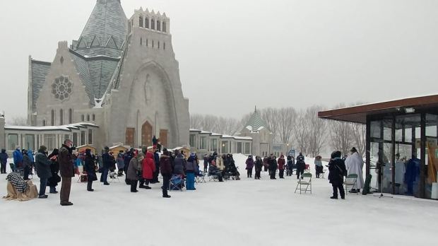 Omicron : les Québécois bravent le froid et la neige pour assister à la messe WEB2-MASS-QUEBEC-SANCTUAIRE-NOTRE-DAME-DU-CAP