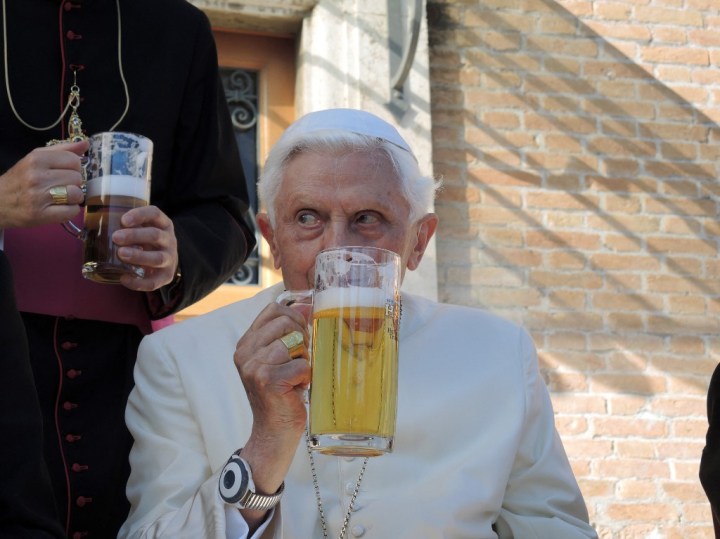 Les gestes silencieux de Benoît XVI