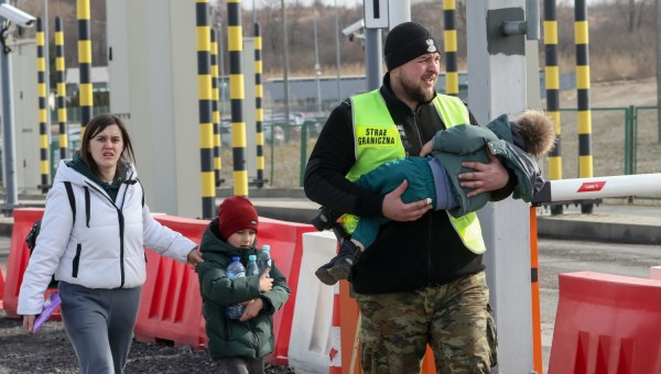 Polacy pomagają Ukraińcom na granicy