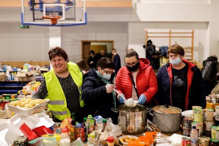 Polacy pomagają Ukraińcom na granicy