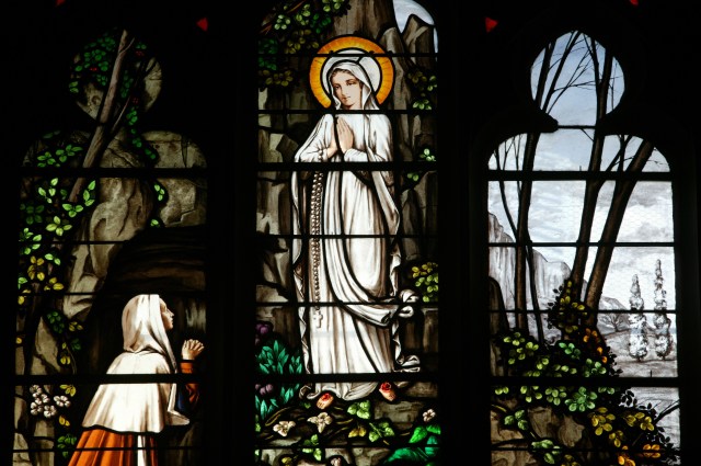 La première réaction de Bernadette quand la Vierge lui est apparue LOURDES-BERNADETTE-1858-FR347021A
