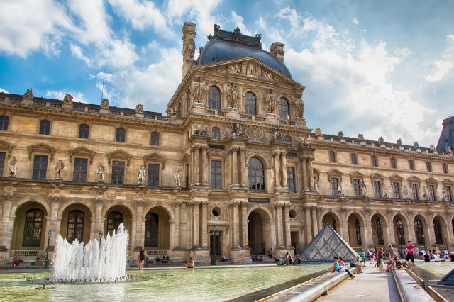 Le Trésor de Notre-Dame exposé au Louvre en 2023 LOUVRE-shutterstock_461941219