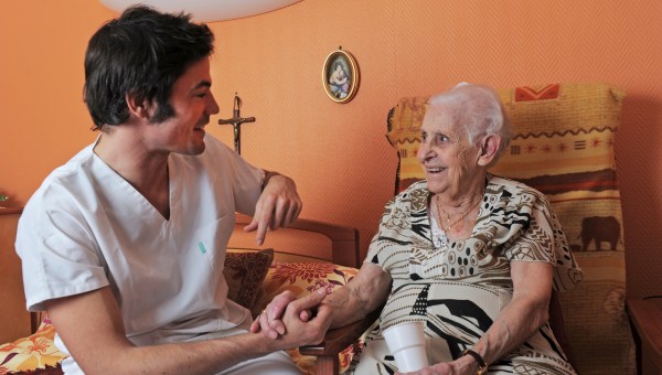 vieille femme et infirmier