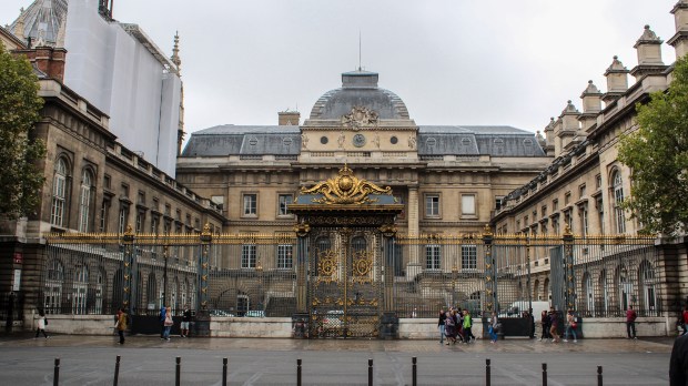 WEB2-PALAIS-DE-JUSTICE-PARIS-ILE-DE-LA-CITE-shutterstock_248130691.jpg