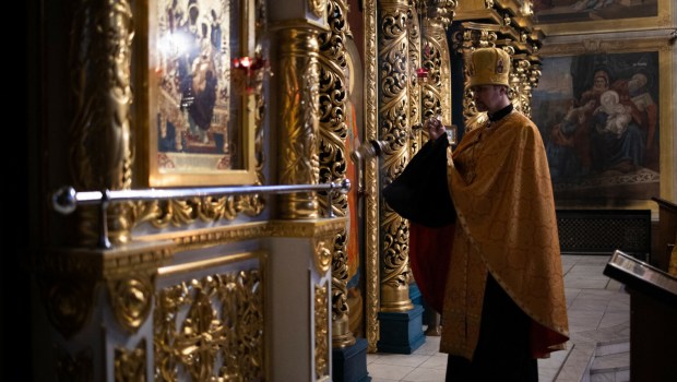 Żołnierze ukraińscy modlą się w cerkwii w Kijowie