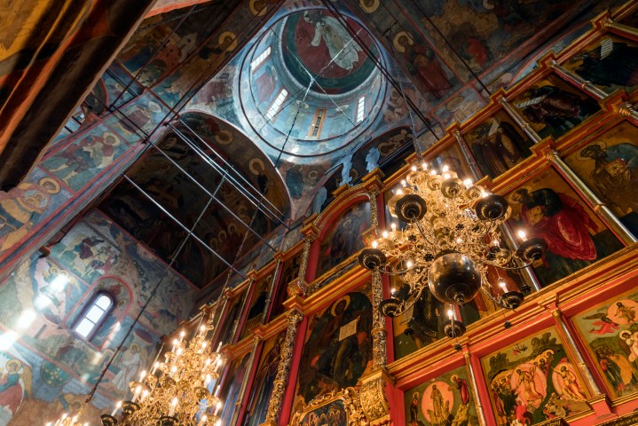 INTERIOR-ARCHANGEL-CATHEDRAL-MOSCOW-shutterstock_1212264661.jpg