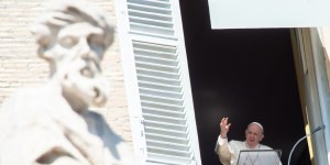 Angélus : dans l&rsquo;Eucharistie, « Jésus visite nos solitudes »