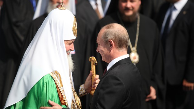 Le pouvoir russe et la religion, comme un loup déguisé en berger Patriarch-Kirill-greets-Vladimir-Putin