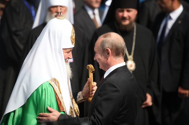 L'Enfant de choeur de Poutine... Patriarch-Kirill-greets-Vladimir-Putin