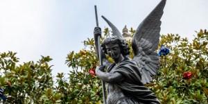 Sables-d&rsquo;Olonne : la « prière du para » entonnée devant la statue de saint Michel