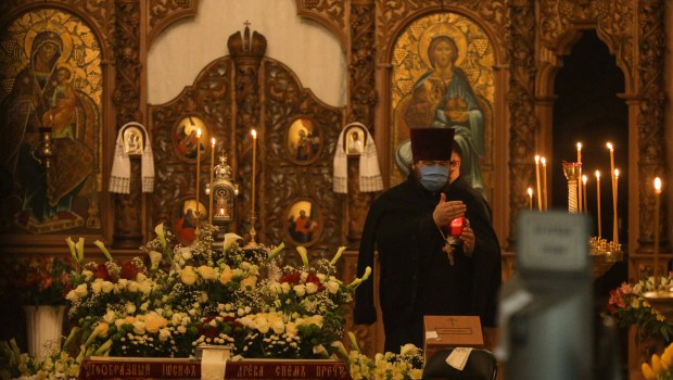 WEB2-PRIEST-UKRAINE-AFP-075_kharchenko-notitle200418_npvKh.jpg