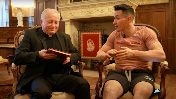 Le père Guy-Emmanuel Cariot - (Exorciste) et un autre prêtre répondent à nos questions (Vidéos) PRETRE-EXORCISTE
