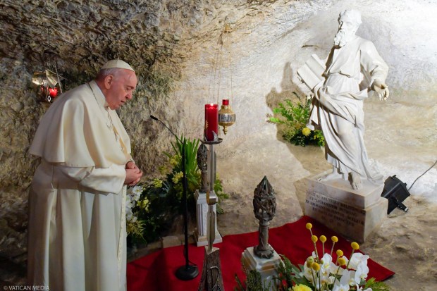Pope-Francis-praying-in-the-Grotta-of-St.-Paul-at-the-Basilica-di-San-Paolo-in-Rabat